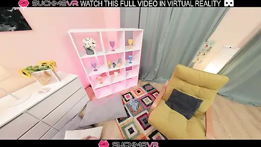 Возбужденная брюнетка Emma Pikiner ублажает себя большим членом в VR.