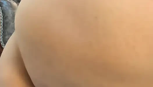 Istri semok latina yang doyan selingkuh lagi asik ngentot memeknya pakai dildo sampai muncrat