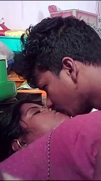Detik menakjubkan dari "isteri rumah kampung India bercium panas seksi"
