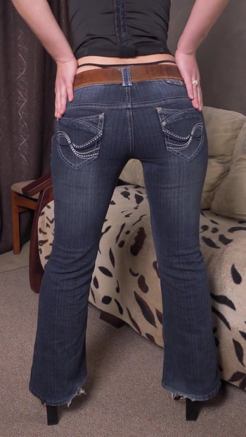 Momento emozionante da "Milf in jeans vita bassa stuzzicando il culo con la coda di balena"