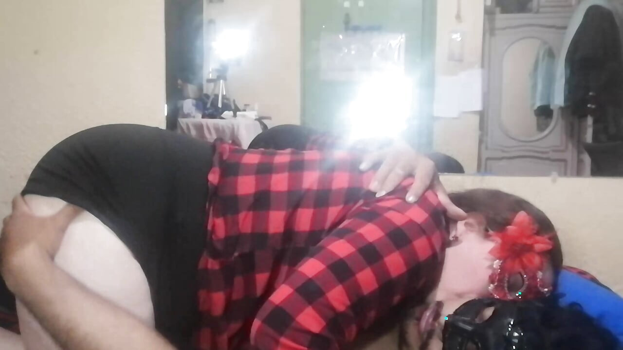 kissing and touching my girlfriend very delicious