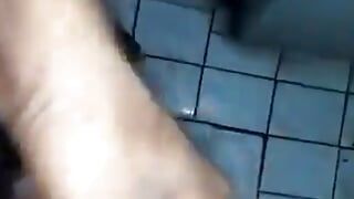 Азиатский паренек в ванной на видео