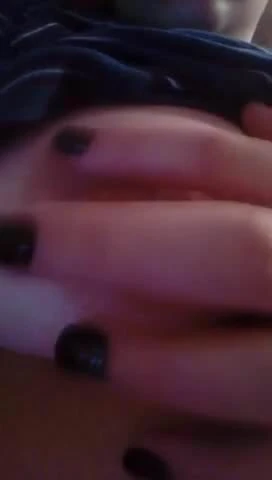 Lei si tocca una tetta xx