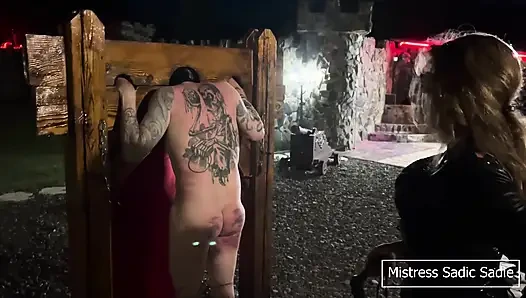 İki acımasız dominatrixes tarafından geceleri sert dayak ve sopalama kopyası