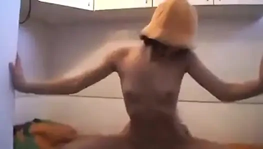 Sevimli esmer oral seksten sonra anal seks yapıyor