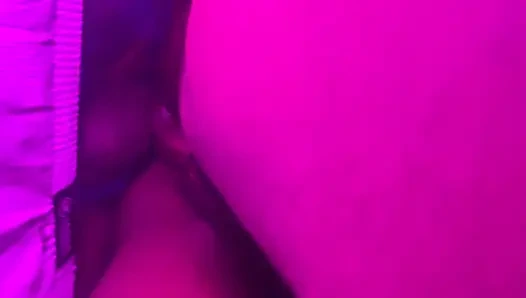 Большой черный член проникает в киску африканской чернокожей юной крупным планом, задние кадры