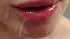 A porra final em close-up da boca