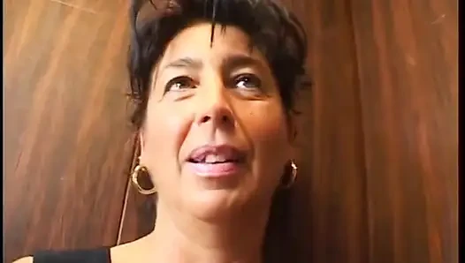 Nine genç adamla sikişiyor
