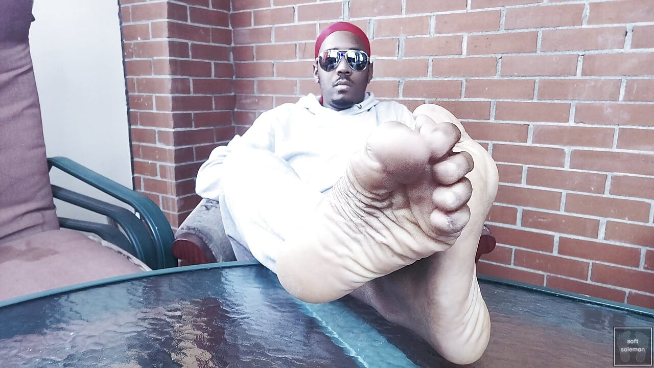 Me toco y mostro mis pies (2025)