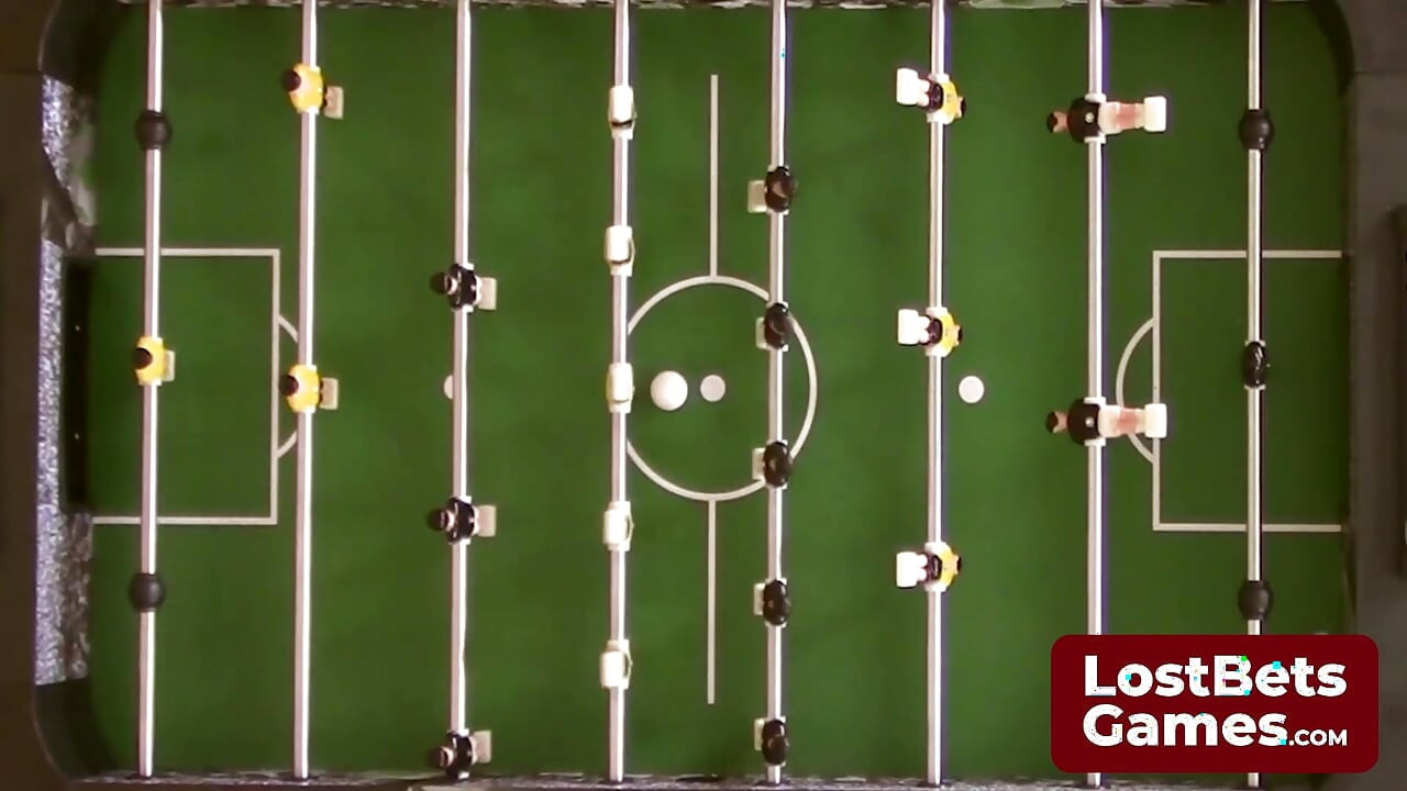 Ein strip-foosball-spiel verspricht eine spanking-freude am ende
