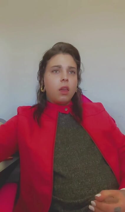 मैंने अभी-अभी यह वीडियो रिकॉर्ड किया है जो दोहरे प्रवेश के साथ ट्रांस पोर्न देखते हुए मरोड़ता है