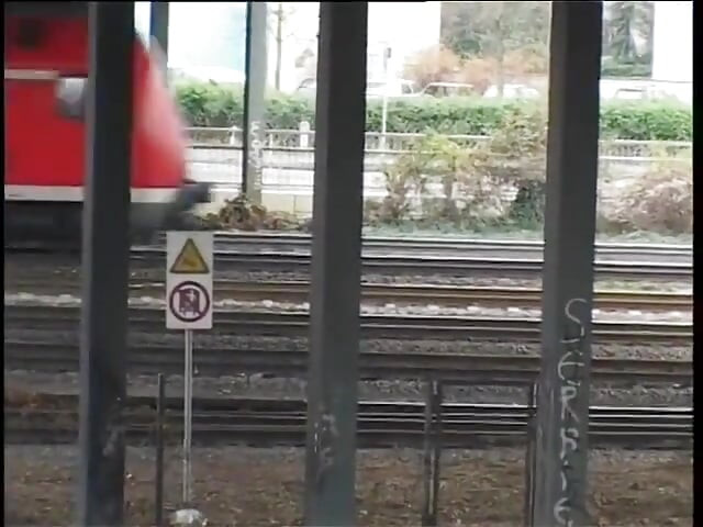 בייב ג'ינג'ית מקסימה מענגת את הכוס שלה עם ויברטור