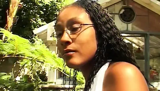 Heißer Ebony-Sex auf dem Sofa