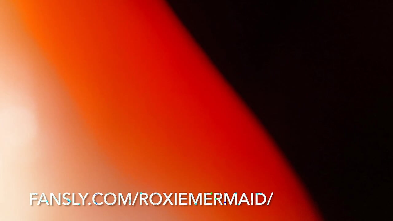 若い美女が誰も見ていない夜に自分のアソコで遊んでいる