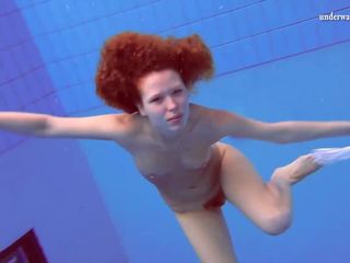 Matrosova - pizdă fierbinte roșcată în piscină