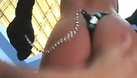 Blondes schätzchen gedehnt, weit tropfendes sperma am pool gehämmert
