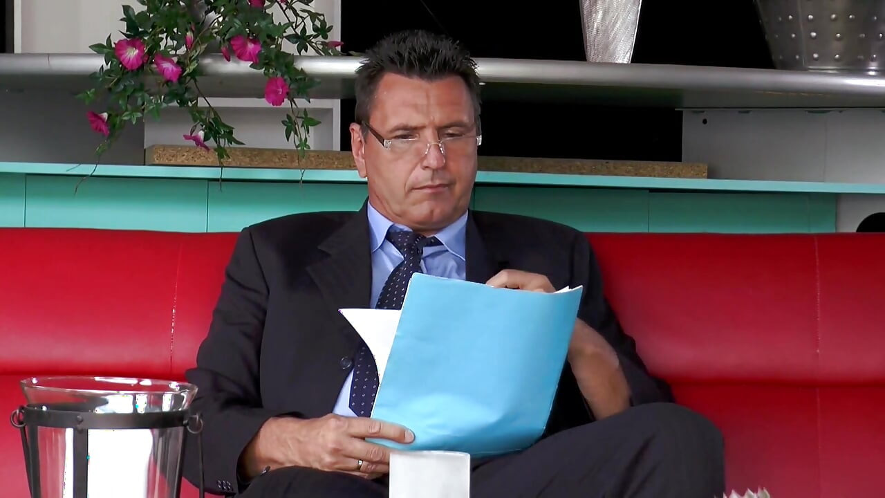 Gadna plavuša sobarica obožava jebanje u guzu i završetak usta