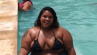 GORDA IMENSA E DELICIOSA SAINDO DA PISCINA BBW