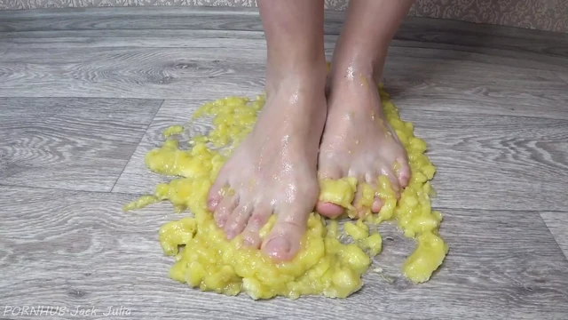 Babe with nice legs, crush a banana with her feet, perfect footjob ending