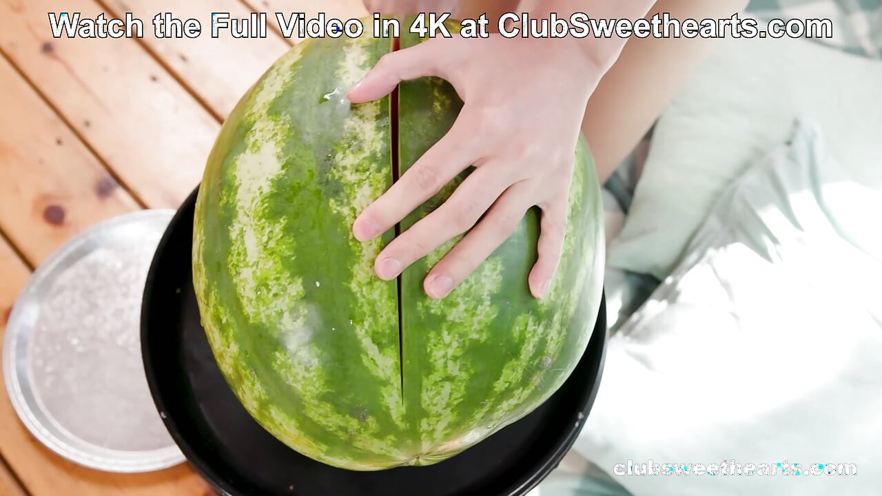 ブルネットのティーンたちが2026年のスイカデーをClubSweetheartsで屋外でレズビアン舐めを祝う
