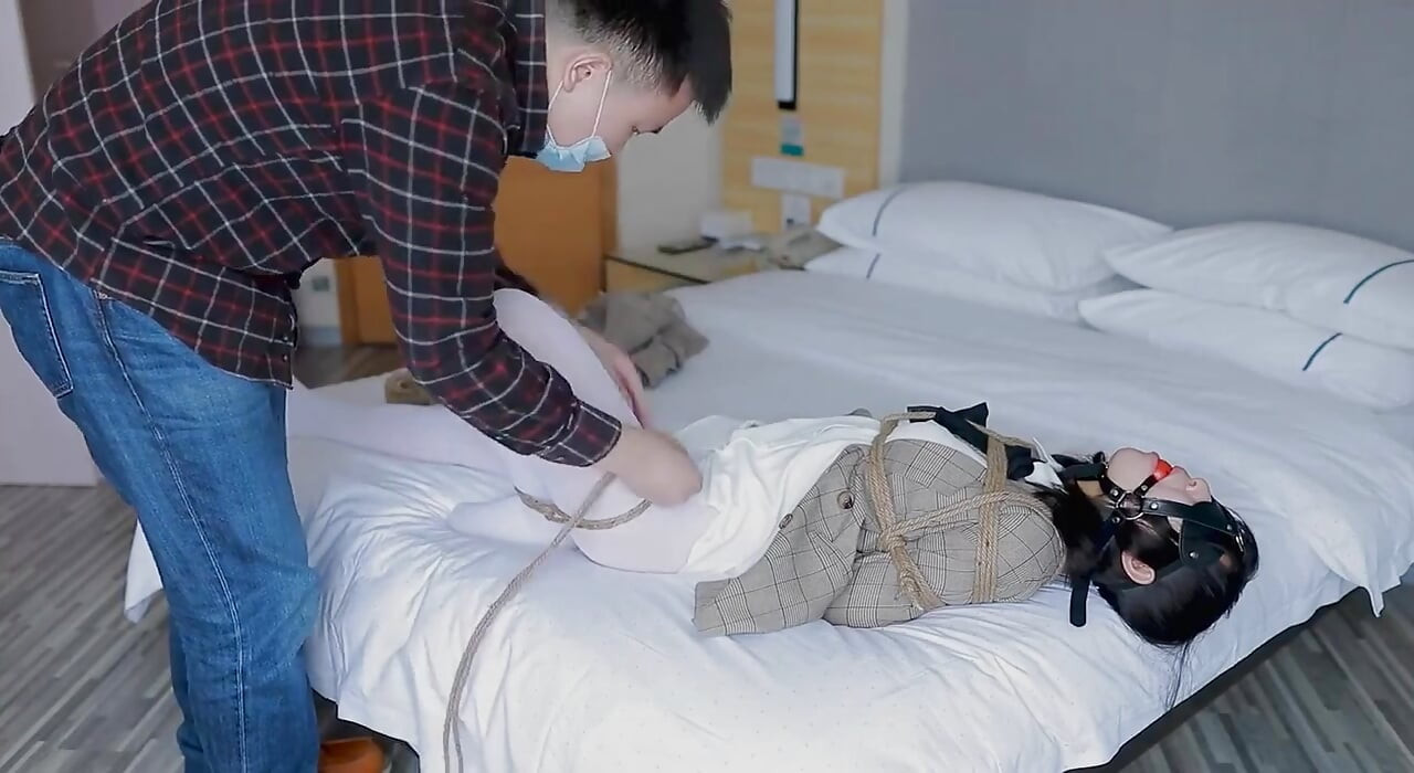 Hui09 - a White-stockinged Jk Girl Is Bound to the Bed with Ropes.