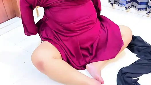 Mısırlı ateşli Müslüman büyük götlü teyze odamı temizlerken yatağın altında kaldı ve büyük götünü görüyorum ve şimdi benden anal sikiş istiyor