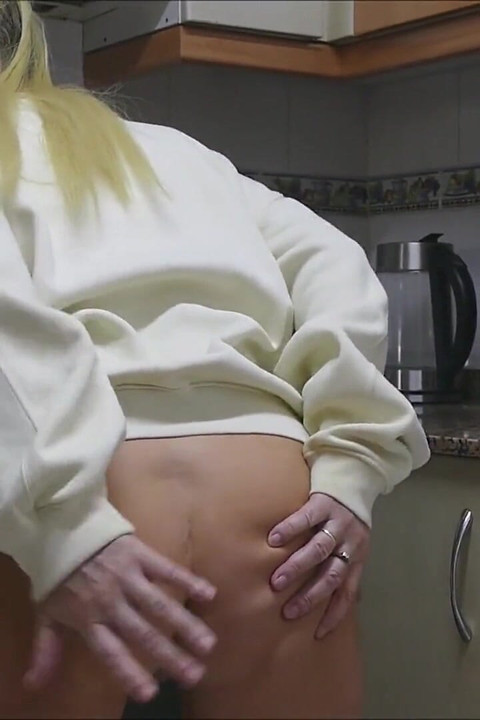 穿着运动衫和没有内裤在厨房玩指交和