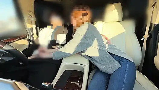 Seorang wanita cantik yang sudah menikah yang membuatku cum dengan tangan dan mulutnya bahkan di tempat kerja