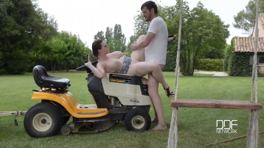 Jebanje velikih sisa u dvorištu