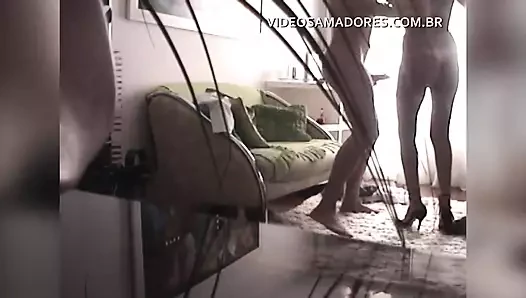 Typ ruft süßes mädchen und verschwendet keine minute, sie zu ficken