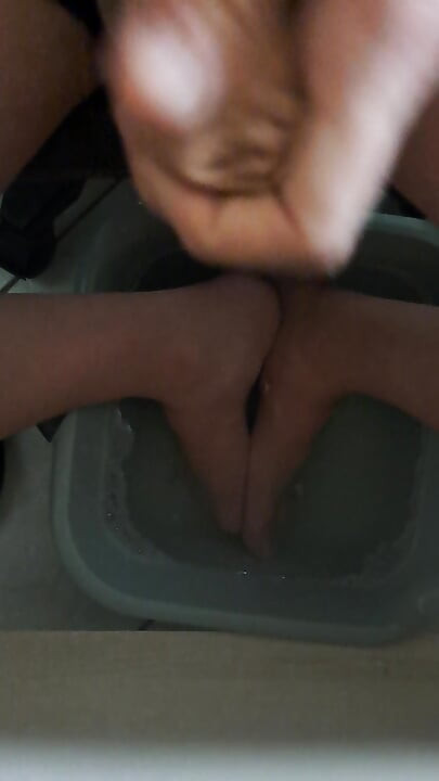 I and Cum on My Feet During a Foot Bath
