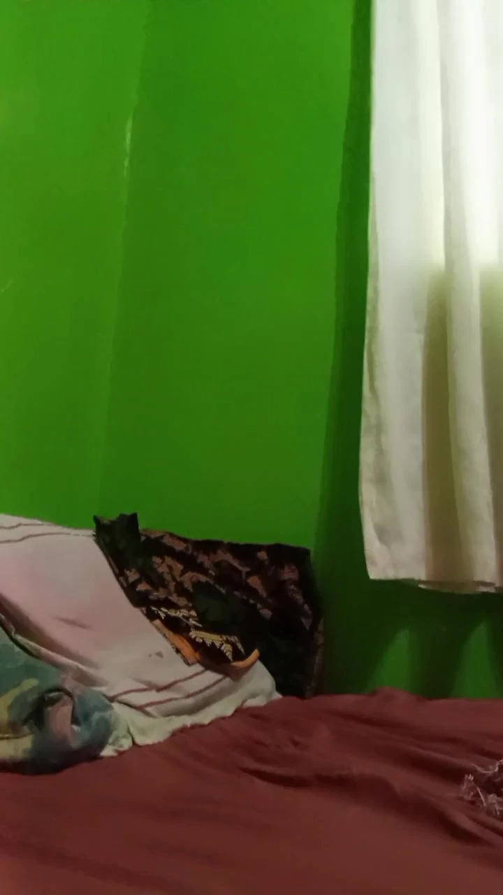 Philippino Twink Boy Jerks off in Bed, Huge Cumshot!