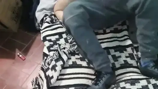 Mädchen mit Montano Kleid mit der Matratze auf dem Boden