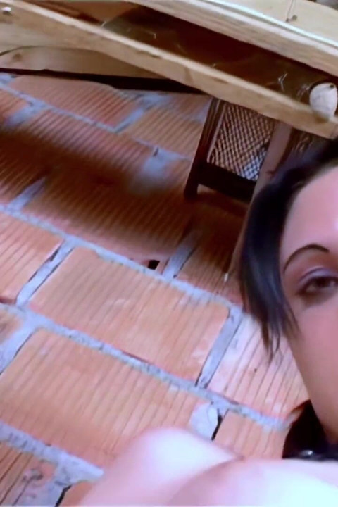 Darla: tânăra brunetă gotică face o dezbrăcare foarte sexy și incitantă