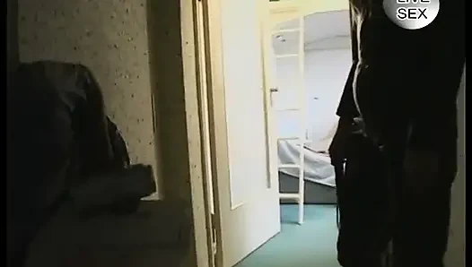 Блондинку-шлюху в чулках на высоких каблуках жарят в два смычка и обкончали сиськи