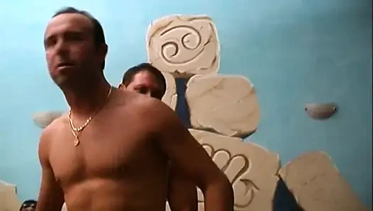 Секс в тройничке фантастической милфы с бритой киской в задницу трахнули и кончили в рот двумя большими членами в любительском видео