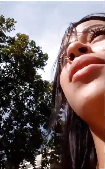 ¡Nueva chica traviesa disfrutando en medio del parque de Barcelona!
