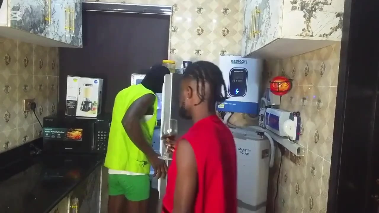 Mutfakta yakalandı ve yarakla anlaşma
