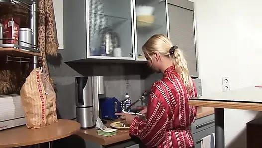 Almanya'da dövmeli fahişe ve küçük doğal memelerle aldatan kadın amından sikiliyor