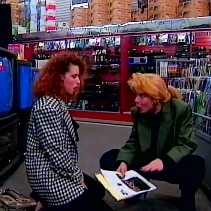 Crvenokosa pička liže plavušu sa velikim sisama i prodire na super tržište