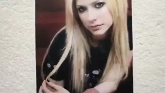 Avril Lavigne için boşalıyor