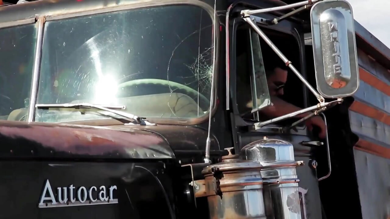 Thiên thần tóc vàng bị xe hơi đụ