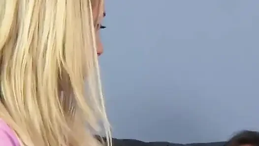 Azgın ev hanımı arkadaşını arayıp onu sikiyor