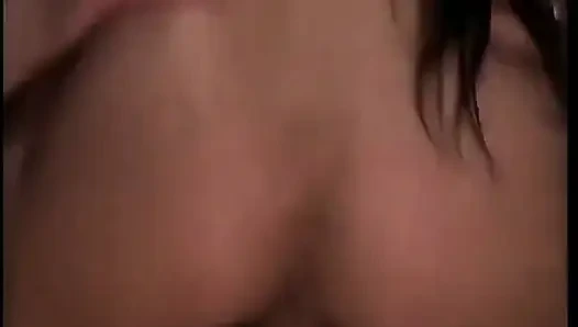 Üniversiteli kız kıyafeti içindeki şehvetli Asyalı sert beyaz yarağa biniyor