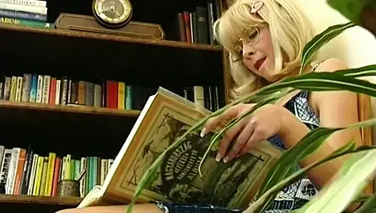 Fleißige Hausfrau Spielt Cowboy Und Nutte