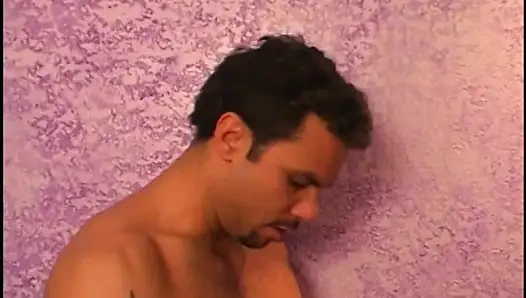 Memek becek cewek cantik rambut cokelat ini dijilat habis-habisan