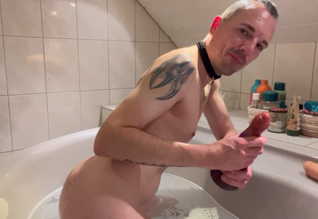 Glupa pederska kurva jebe dilde u kadi.