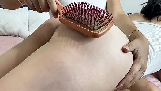 Ich gehorchte nicht, und meine ältere Stiefschwester ließ meinen Hintern rot von Holz zurück. (Echte Schreie)