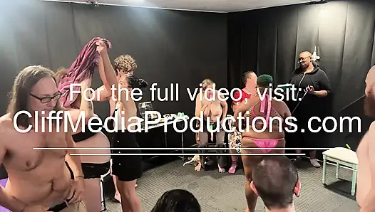 Seks bağımlıları destek grubu grup seks partisine dönüşüyor - cliff media productions