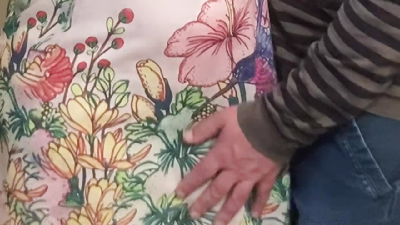 Pizdă păroasă sexy în metrou futută cu degetul de șeful ei